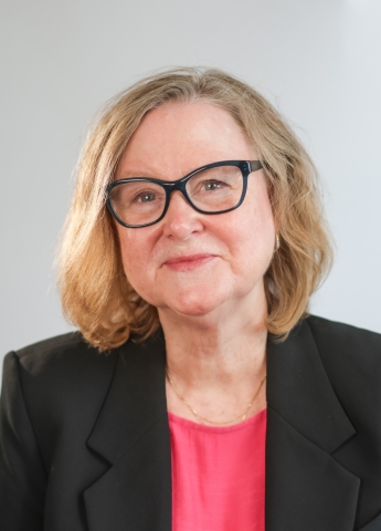 Cette image montre une photo en gros plan de Cathryn Motherwell, le commissaire à l'intégrité de l'Ontario.